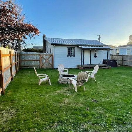 Waddle On Inn- Hot Tub, Pet Friendly, Fully Fenced, 5 Blocks To Beach!